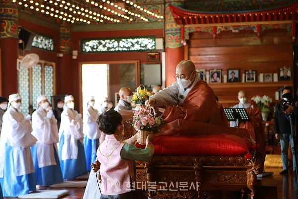 대한불교조계종부산연합회는 성도재일을 맞아 구랍 26일~1월8일 ‘찾아가는 승보공양’을 진행했다. 화동들이 회장 원허 스님께 꽃을 올리고 있다.