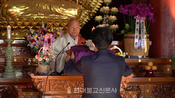 고불식 후 공양단은 조계종 종정 진제 스님을 친견하고 공양물을 올렸다.