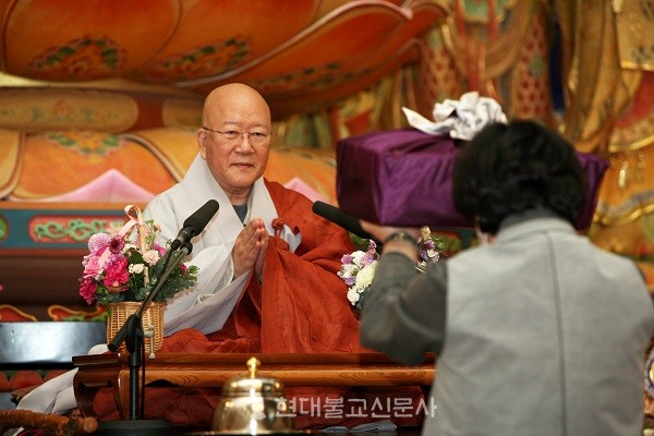 승보공양단이 수불 스님께 공양물을 올리고 있는 모습