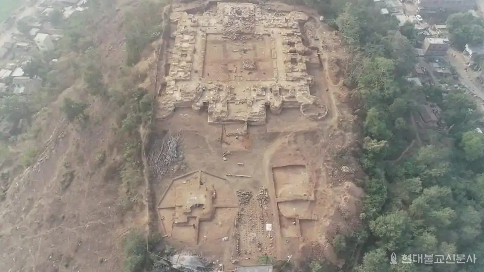 인도 동부의 비하르(Bihar)주(州) 라키사라이(Lakhisarai) 지역에 위치한 랄 파하리(Lal Pahari)에서 갠지스 계곡에선 최초로 언덕 위 불교 사원이 발견됐다. 사진출처=힌두스탄타임즈