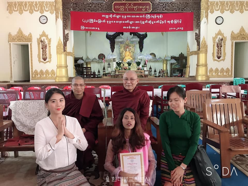 미얀마에서 열리는 대학생 경전 암송 대회. 미얀마는 일상 곳곳에서 불교적 활동을 할 수 있는 나라다.