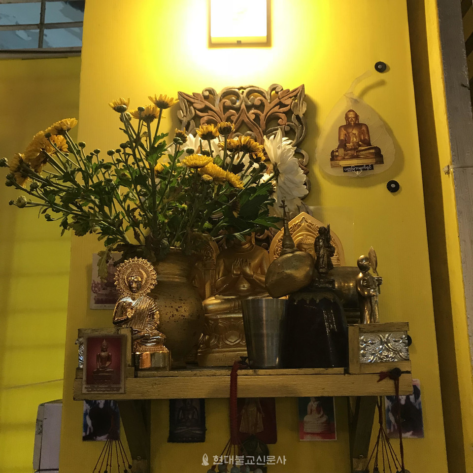 양곤대 복사가게에 봉안돼 있는 불상과 불단.