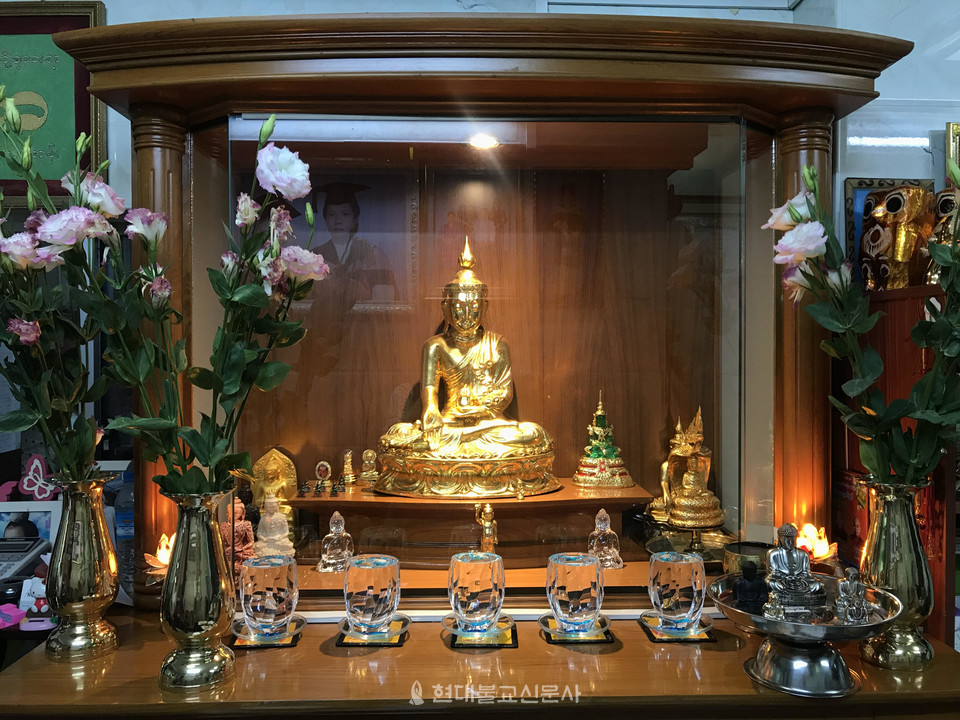 미얀마 친구의 집에도 불단이 있다. 가정에 불단이 있는 경우는 흔한 일이다.