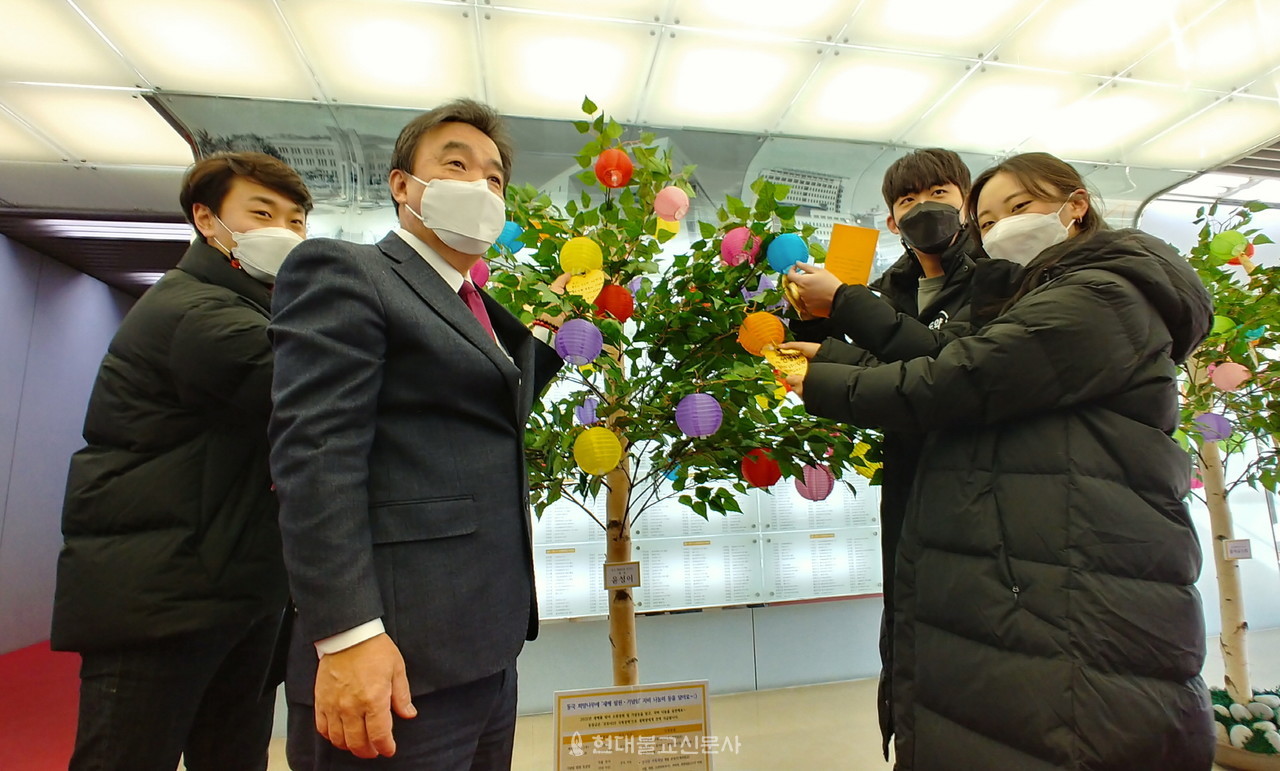 윤성이 총장과 강성우 학부 총학생회장, 선경화 학부 부총학생회장, 이재완 대학원 총학생회장이 희망나무에 소원등을 달고 있다.
