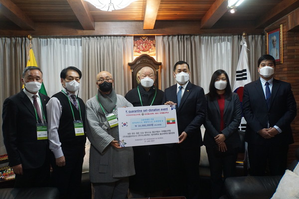 1월 21일 서울 미얀마대사관에서 열린 물품 전달식에서 스님들과 미얀마대사관 관계자들이 코로나 극복을 기원하고 있다.