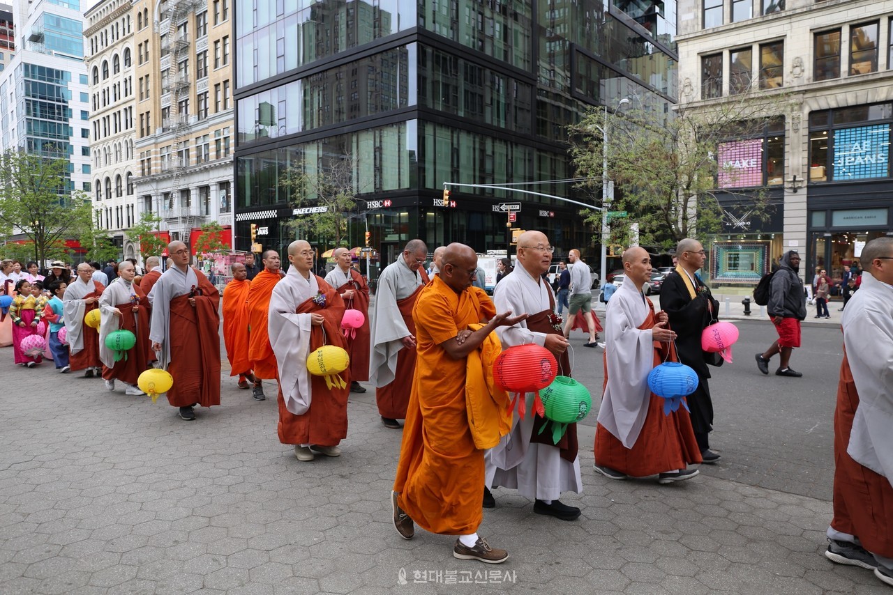 미국 동부지회가 2018년 현지에서 봉행한 연등회. 행사를 한번 개최하기 위해서는 연초부터 관계기관과의 수많은 업무조율 및 허가가 필요하다.