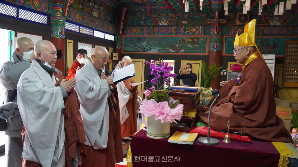 종종추대위원장 보명 스님과 중앙종회의장 성운 스님