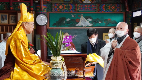 중앙종회의장 성운 스님의 종헝종법 봉정