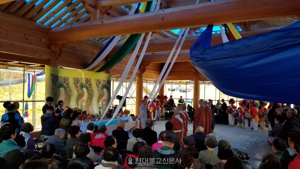 2017년 10월 29일 봉행된 원각사 무량수전 상량식. 사진제공=뉴스로