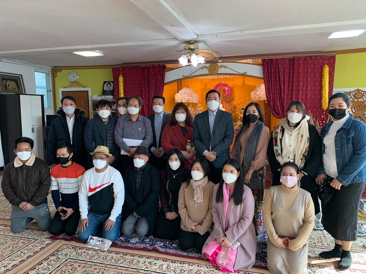 한국의 미얀마 법당에서 법회가 끝난 후 미얀마 불자들과 함께한 단체사진.