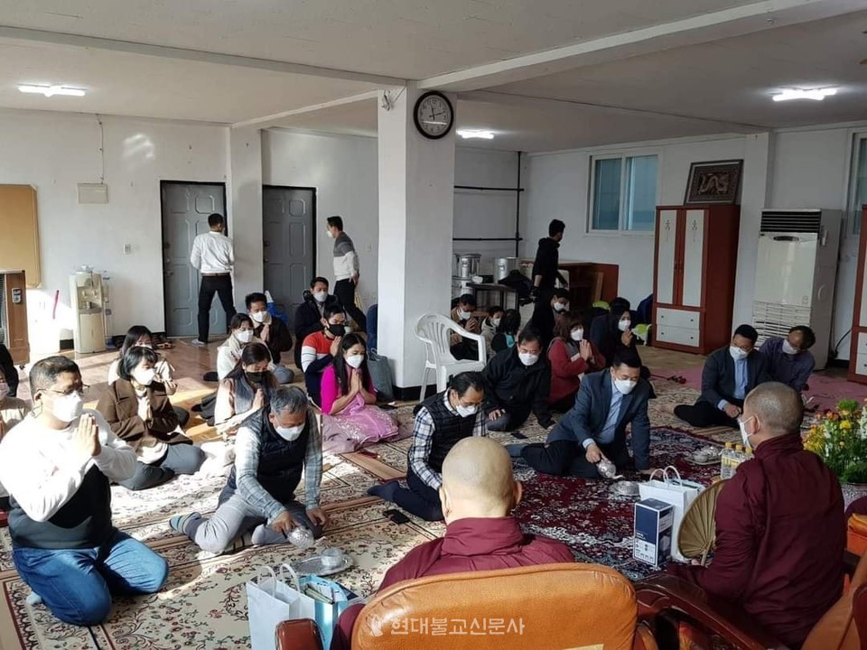 미얀마 사원 법회에 참석한 우 딴신 대사.