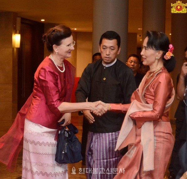 아웅산 수지 국가고문의 의전국장 소임을 맡은 시기의 우딴신 대사