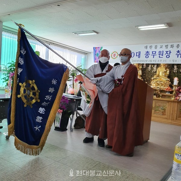 중앙종회의장 성운 스님과 총무원장 당선자 거암 스님. 사진제공 거암 스님