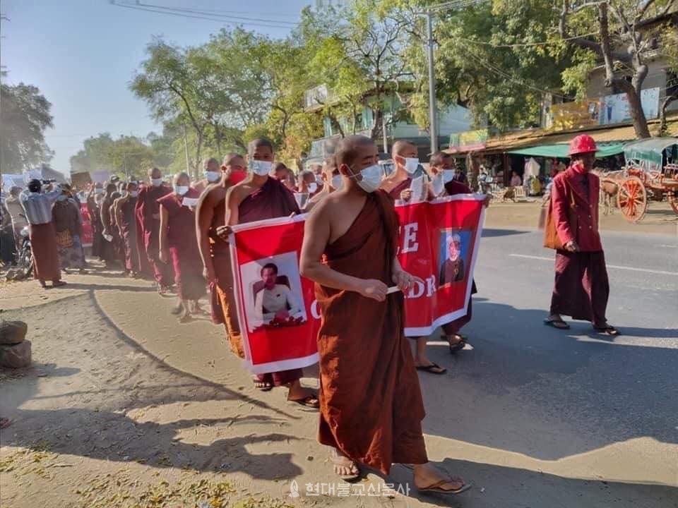 미얀마 군부 쿠데타에 반대하는 승단 입장이 잇따라 발표되는 가운데, 스님들도 반대집회에 참여하고 있다. 사진제공 최재희