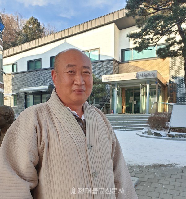 나눔의집 법인 임시이사회 결과를 브리핑하는 이사 덕림 스님