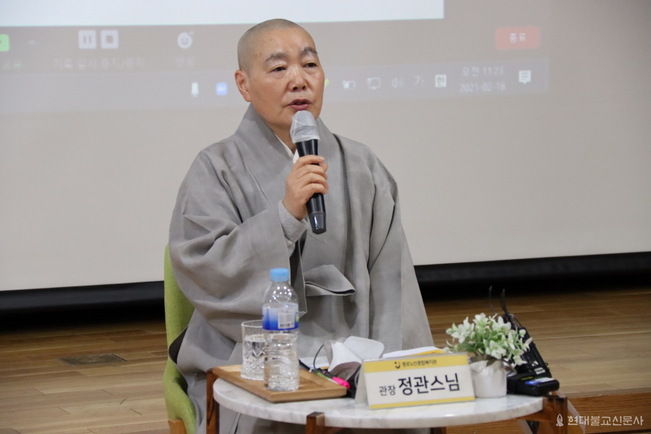 종로노인복지관장 정관 스님이 온라인 기자간담회에서 새해 계획을 발표하고 있다.