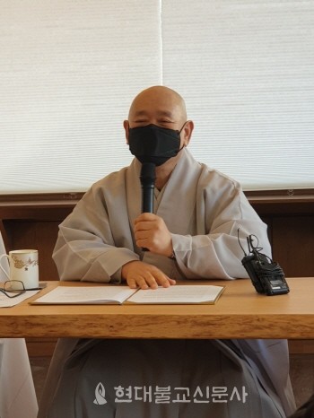 조계사 주지 지현 스님이 사업을 설명하고 있다.