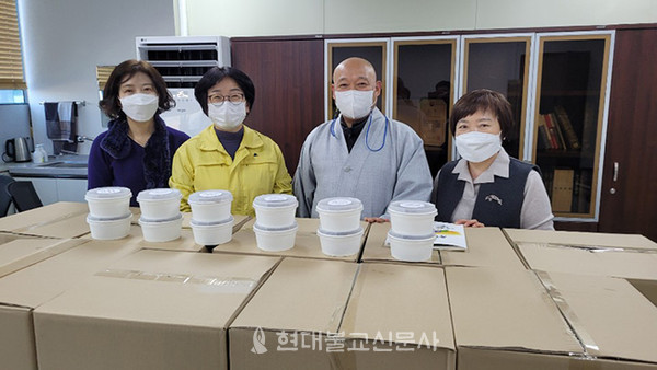 광주지역 사찰들은 코로나3차 확산으로 방역활동에 힘들어하는 광주지역 구청을 방문해 위로했다.