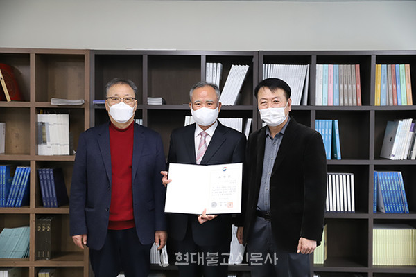 장관상을 받은 남도불교문화연구회(회장. 가운데 윤여정 회장)