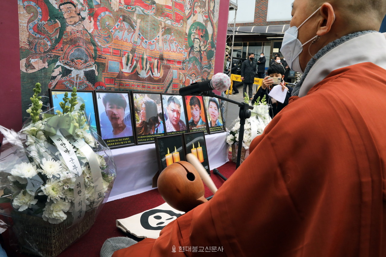 조계종 사회노동위원회(위원장 지몽)는 2월 25일 재한미얀마청년연대와 함께 서을 주한미얀마대사관 앞에서 추모기도회를 봉행했다. 사진=박재완 기자