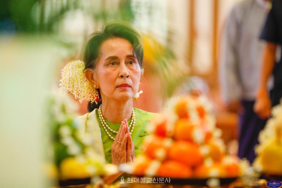 아웅산수지 국가고문은 불교적 신념에 근거해 비폭력을 통한 민주화운동을 이끌어 왔다.