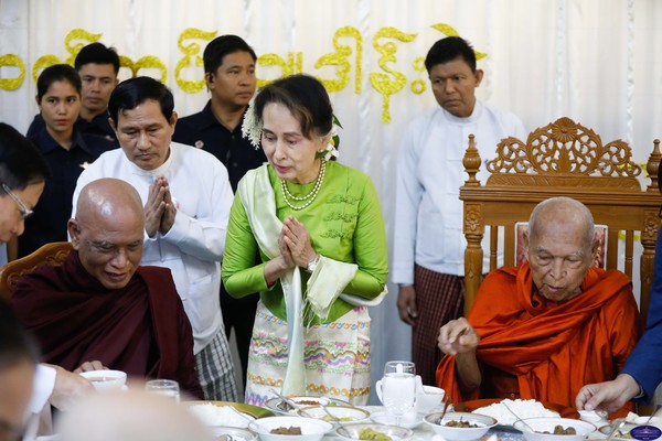 스님들을 위해 공양을 올리는 아웅산수지 국가고문.