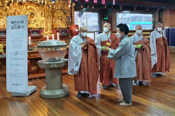 서울 도선사에서도 백만원력 결집불사 발우저금통을 전달하는 행사가 진행됐다.
