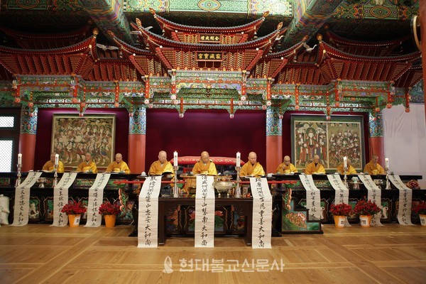 영축총림 통도사는 4월 16일~18일 경내 금강계단에서 ‘신축년 보살계 수계 산림 법회’를 봉행한다. 사진은 2017년 보살계 수계 산림 자료사진