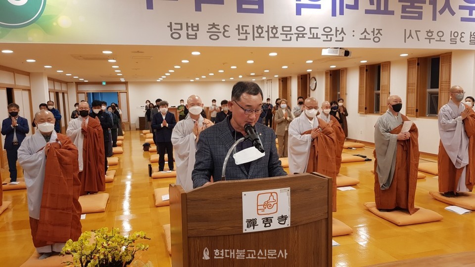 정만수 불자가 발원문을 낭독하고 있다