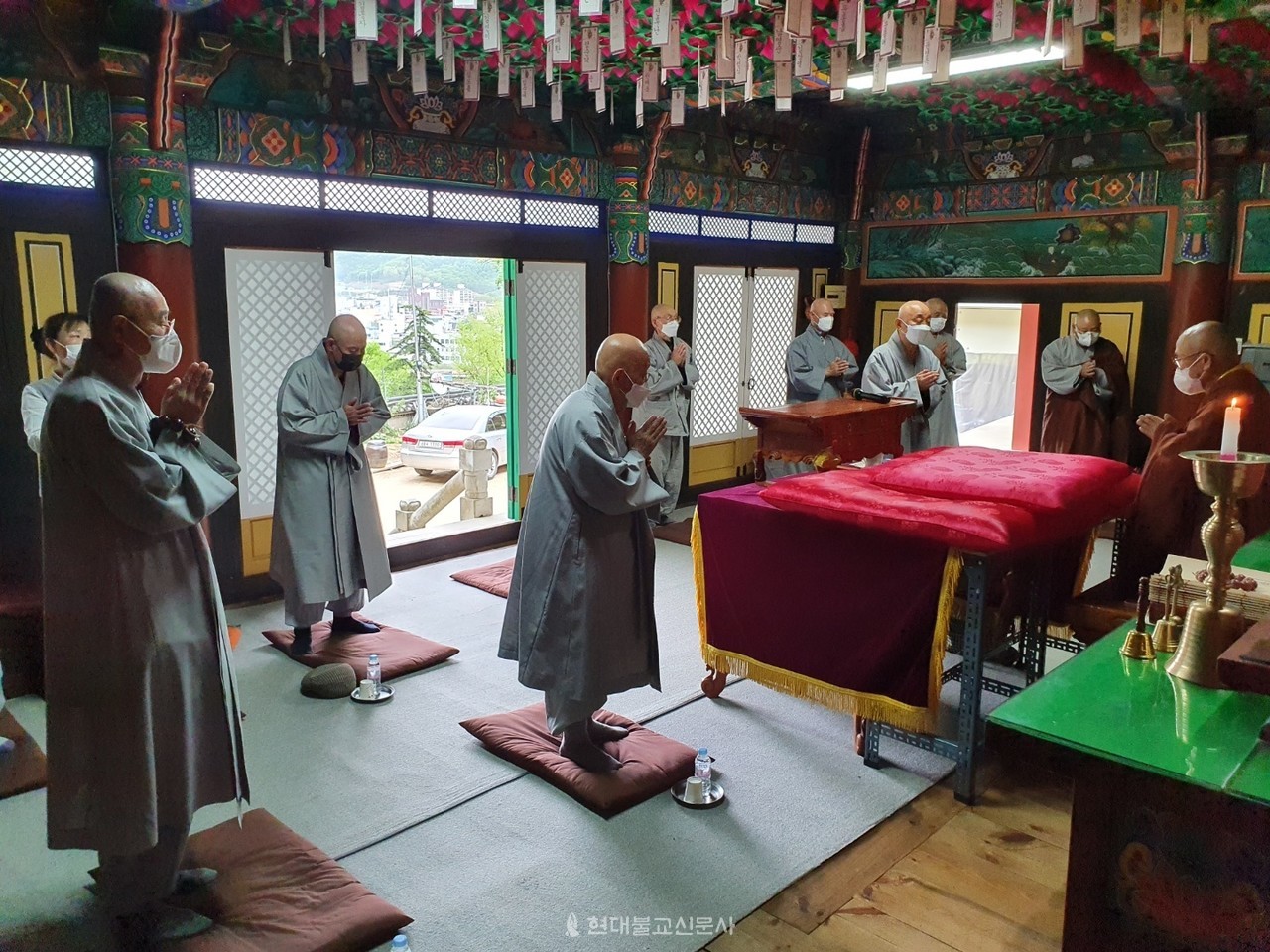 4월 23일 원로원 회의에서 의원 스님들이 종정 도선 스님에게 예를 표하고 있다. 