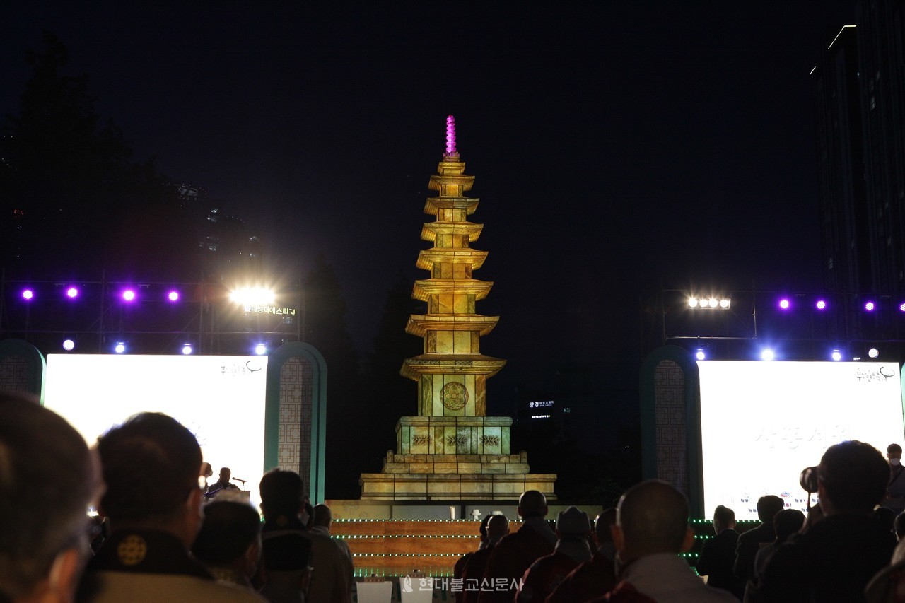 부처님오신날을 맞아 희망과 치유를 기원하는 봉축 장엄등이 불을 밝혔다. 부산불교는 코로나19극복과 부산시민들에게 희망을 전하는 장엄등에 불을 밝히고 릴레이기도를 시작했다.