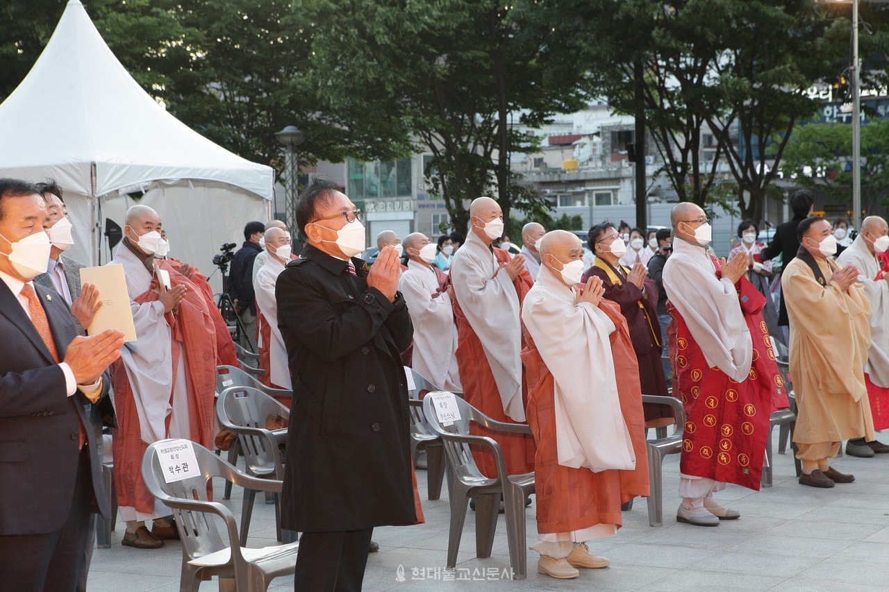 개막 점등식은 ‘코로나19 극복과 국운융창, 부산발전 및 안녕을 기원하는 릴레이 기도 입재식’이 먼저 진행됐다.