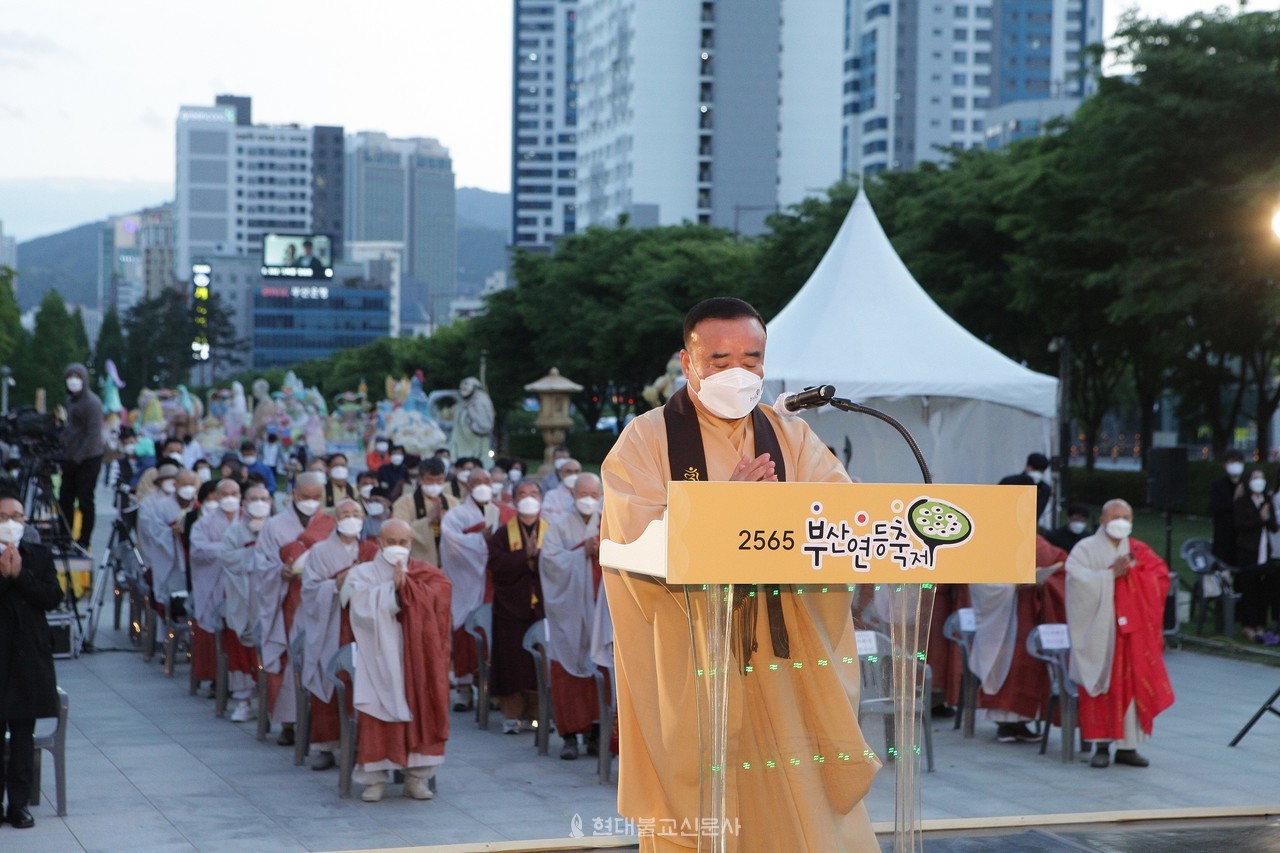 상임부회장 진광정사가 발원문을 낭독하고 있다.