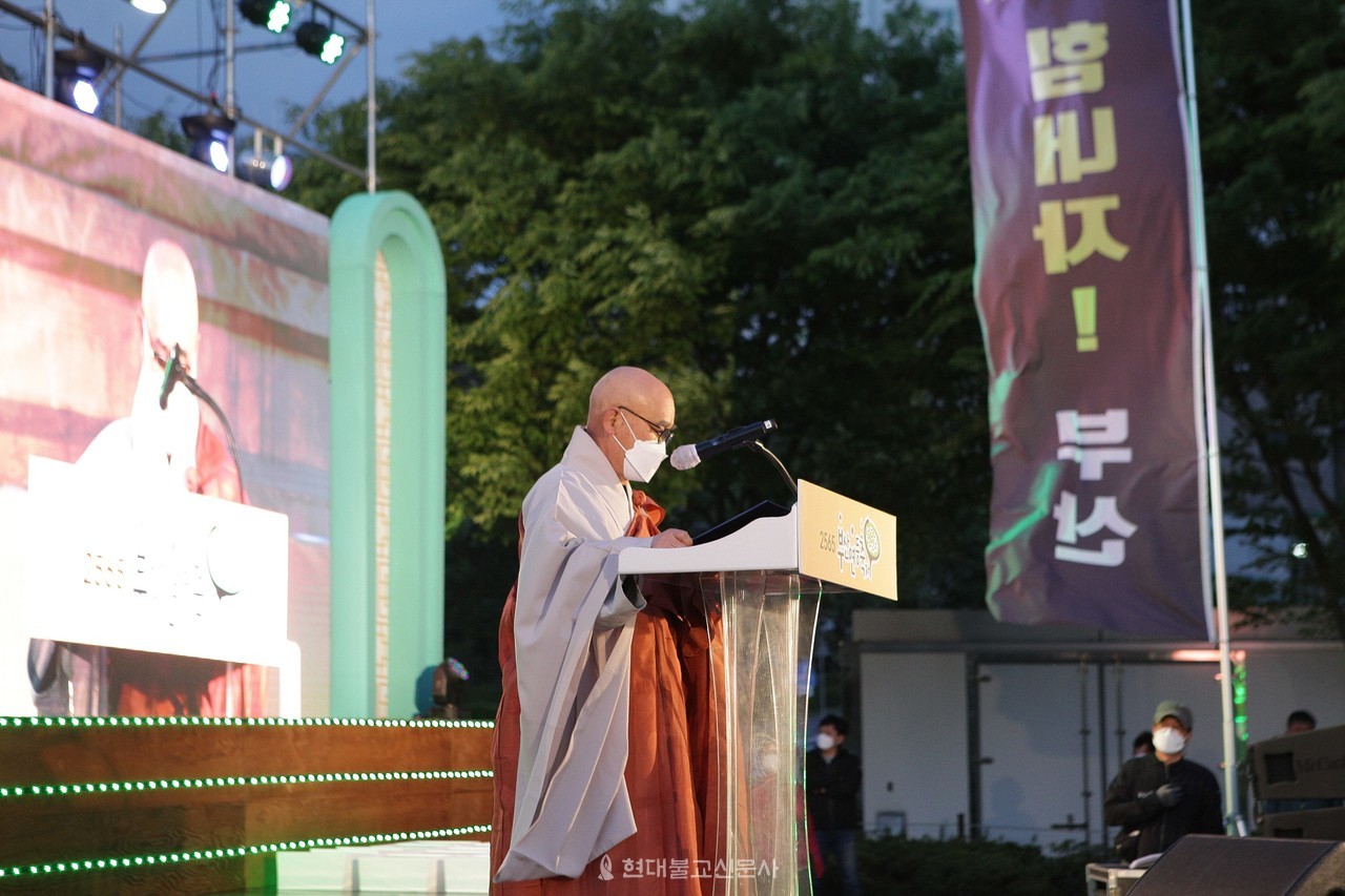 부산불교연합회 회장 경선 스님이 점등사를 통해 국운융창과 코로나 극복을 발원했다.