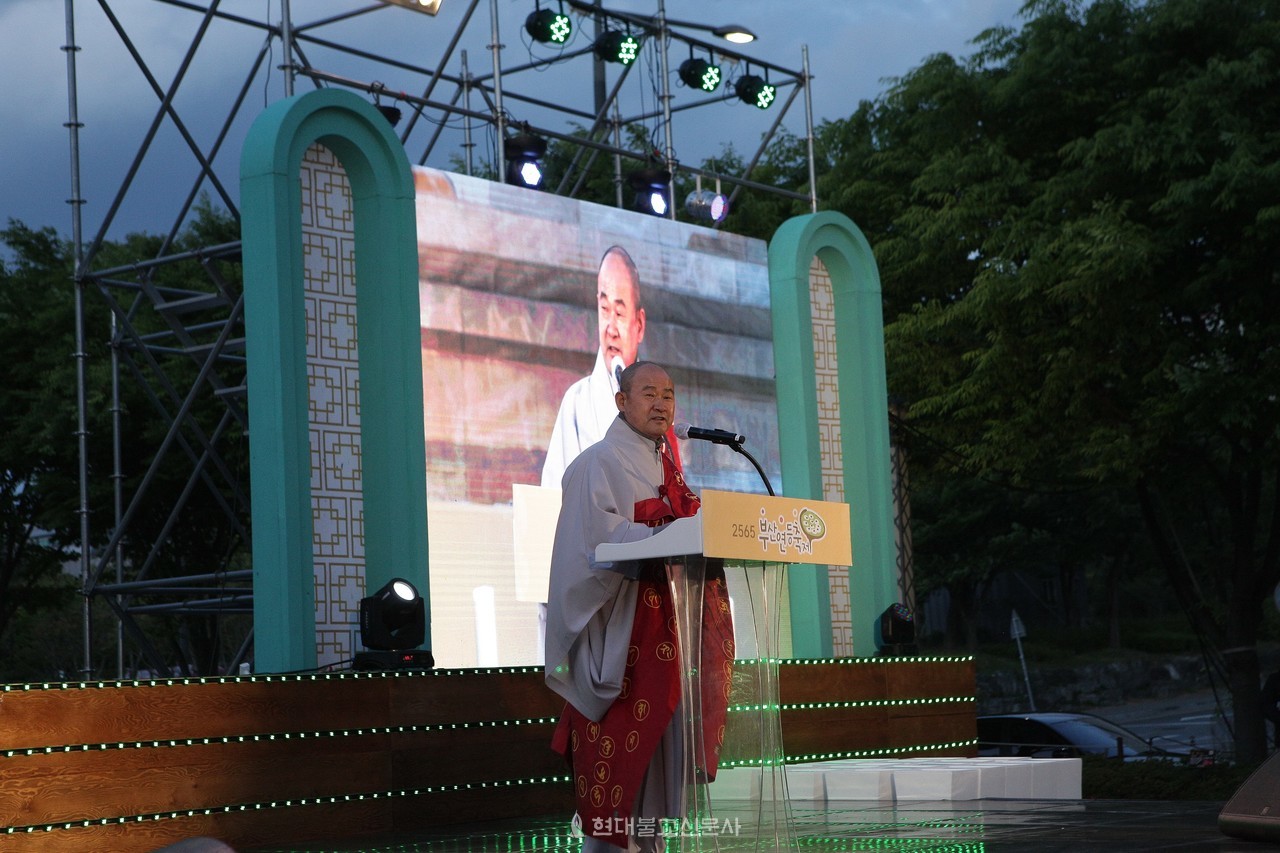 수석부회장 영제 스님은 “아무리 억겁토록 어둠에 쌓였던 세상일지라도 진리의 등불을 밝히면 반드시 맑고 청정해진다”며 봉축사를 전했다
