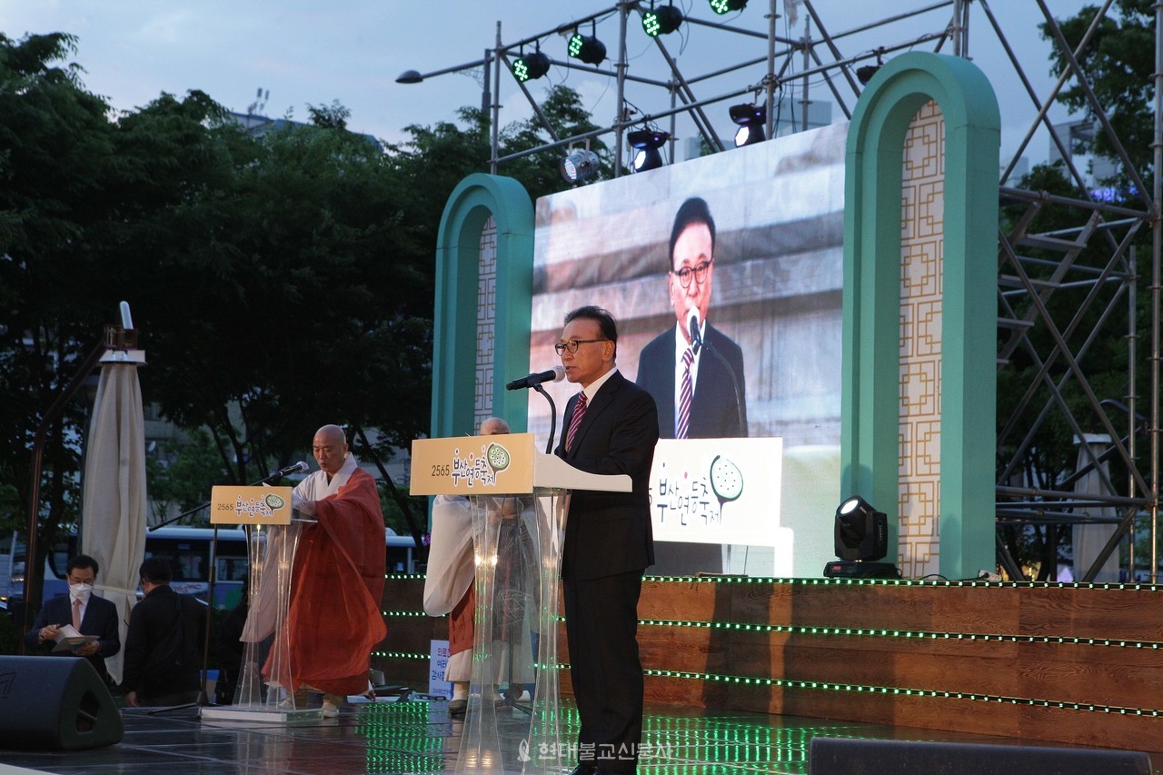 봉행사를 전하고 있는 박수관 부산불교총연합신도회 회장
