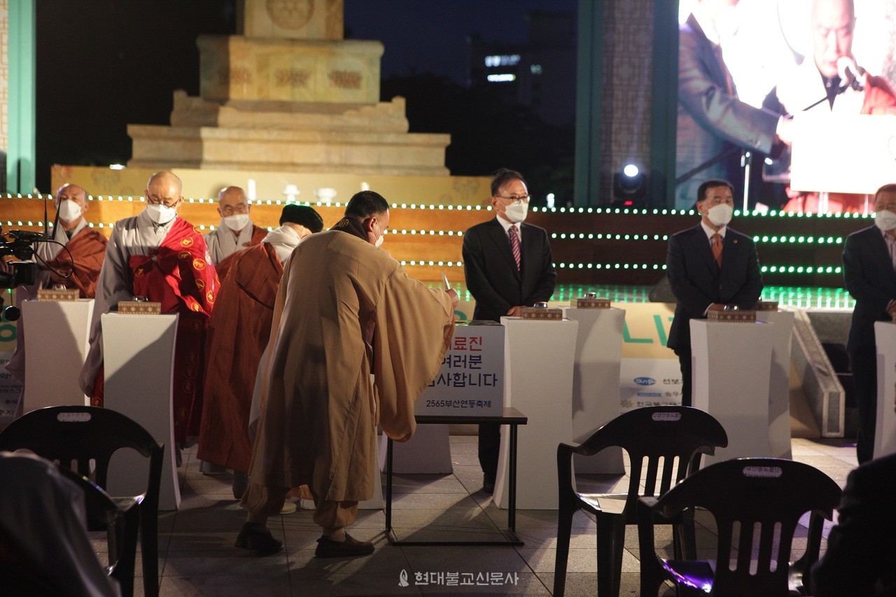 이번 부산연등축제는 특히 코로나 19로 인해 어려움을 겪는 소상공인들을 위한 나눔과 의료진을 위한 격려로 진행돼 눈길을 끈다. 의료진을 위한 보시함이 연등축제 기간 동안 설치 될 예정이다.