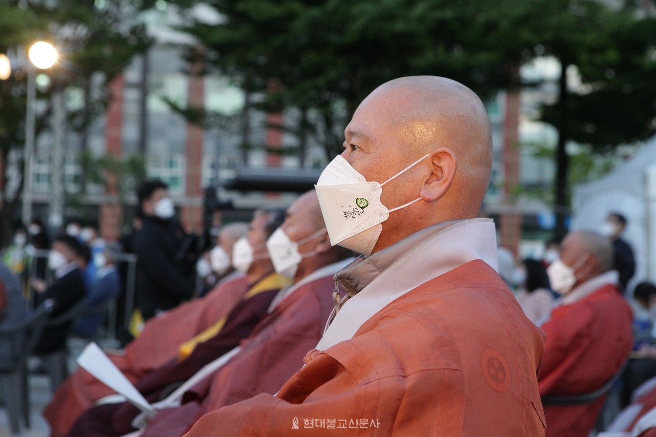 부산불교연합회는 부산연등축제 마크가 새겨진 마스크를 제작 배포해 방역과 홍보 까지 더하는 특별한 아이디어를 선사했다. 특별 제작된 마스크를 끼고 있는 스님의 모습