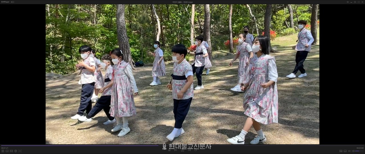 진관사 어린이들의 율동 모습.