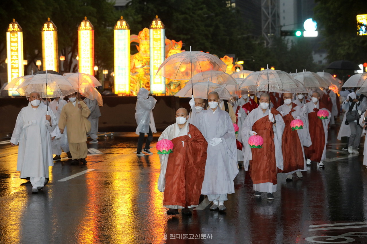 부처님오신날 봉축위원회와 연등회 보존위원회는 5월 15일 ‘불기2565(2021)년 연등회’를 서울 종로 조계사 일원에서 온라인을 중심으로 봉행했다. 사진은 종단 대표자들의 연등행렬.