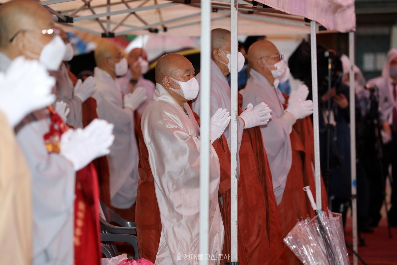 조계사 특설무대에서 봉행된 연등법회에 참석한 사부대중의 삼귀의와 반야심경을 봉독하고 있다.