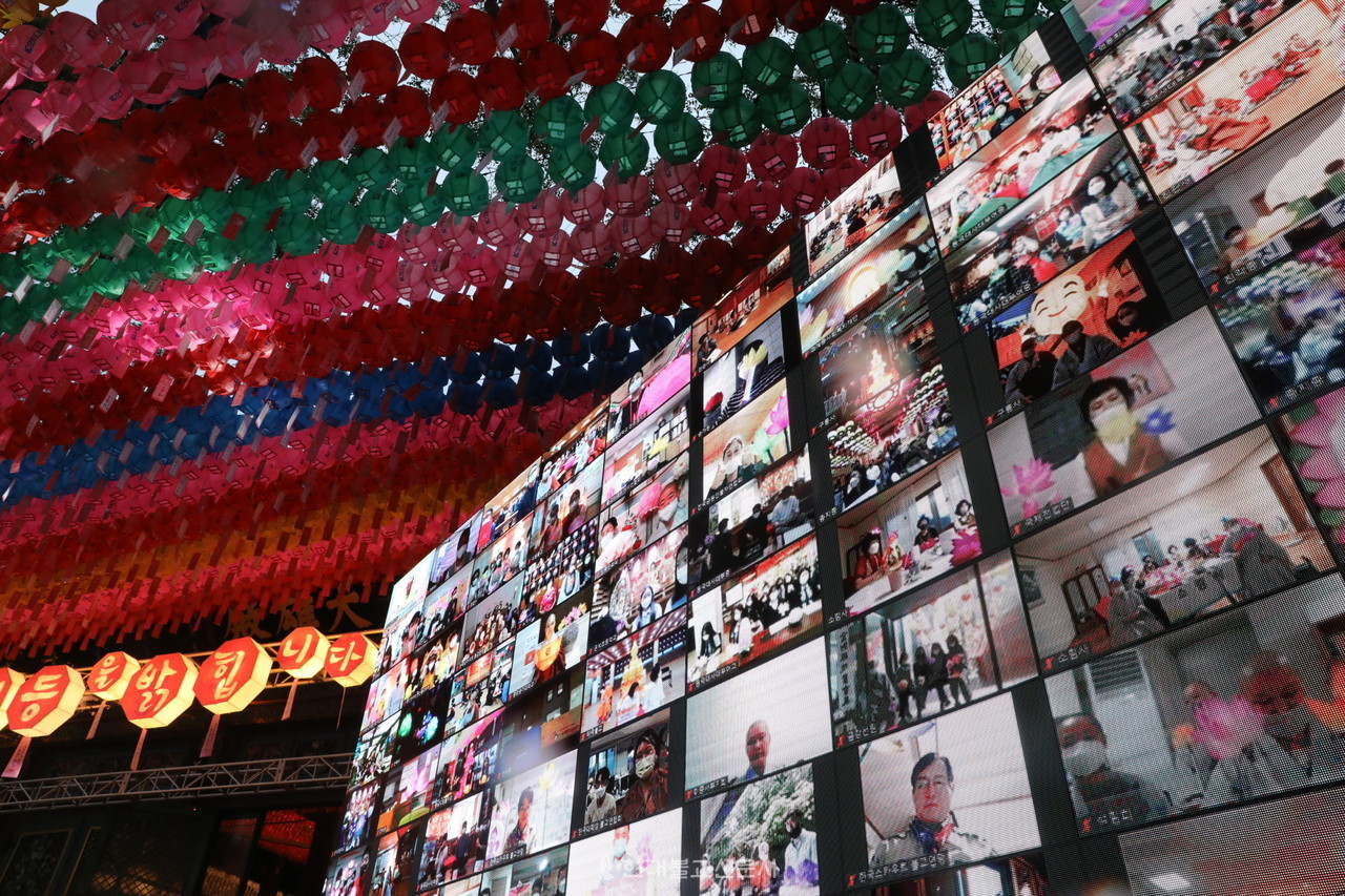 코로나19 유행으로 대규모 집회가 불가능해진 상황에서 연등회는 '온라인 연등회'는 변화를 선택했다. 줌을 통해 진행된 이날 연등회에 참석한 대중들이 대형 스크린에 보인다.