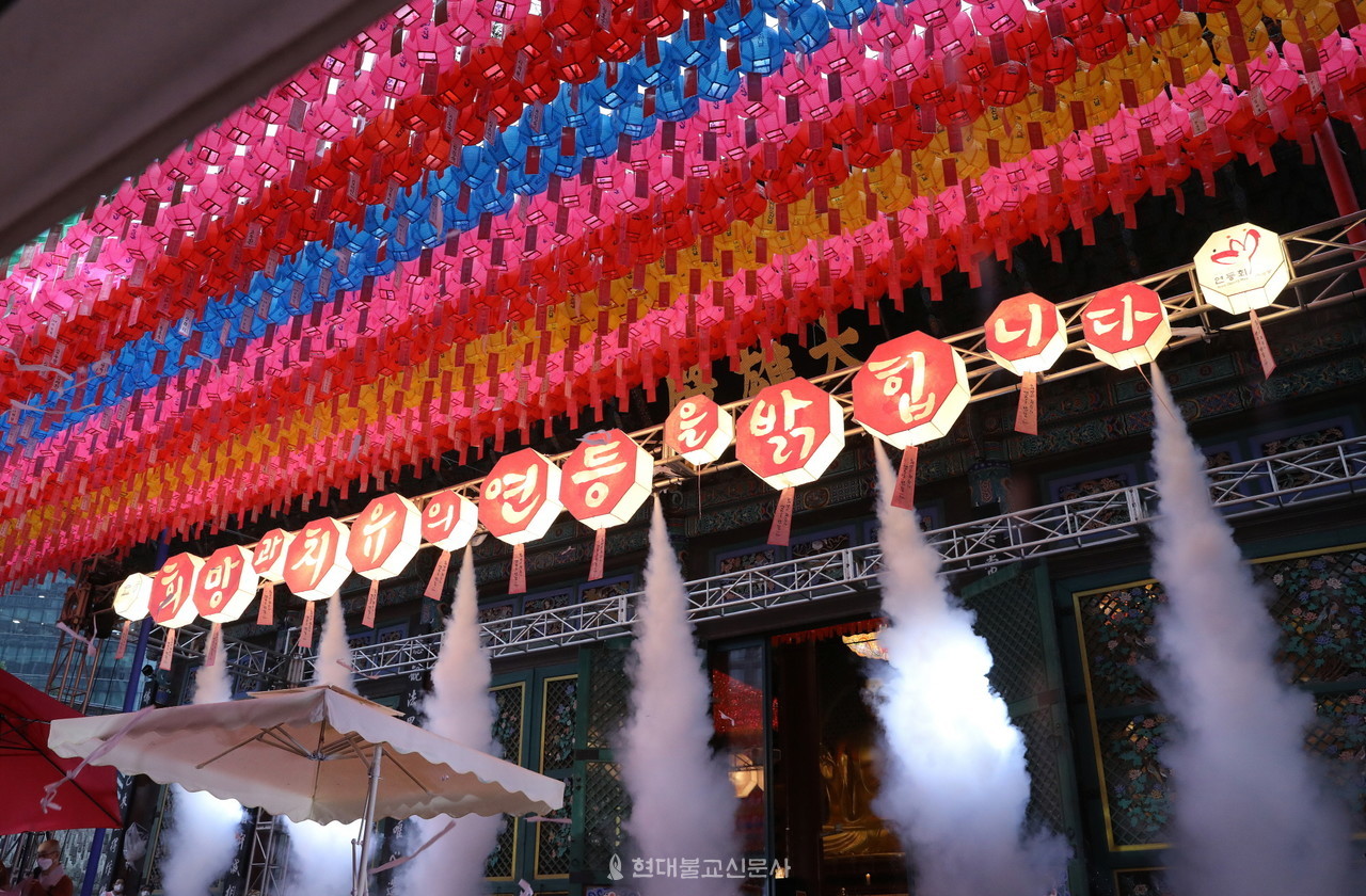 연등법회 시작을 알리는 희망과 치유 연등 점등식.