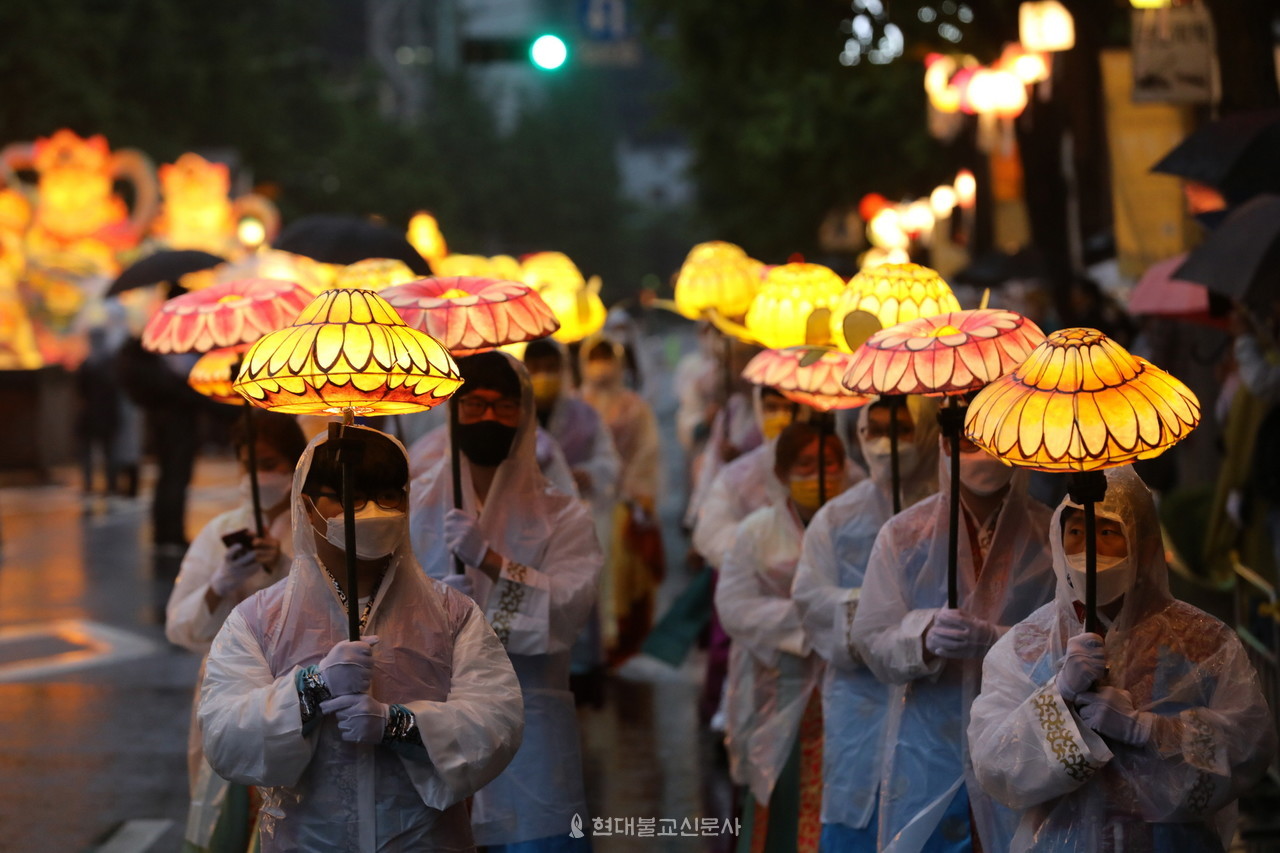 연등회 하이라이트 제등행렬. 올해는 조계사 일원을 도는 것으로 축소돼 진행됐다.