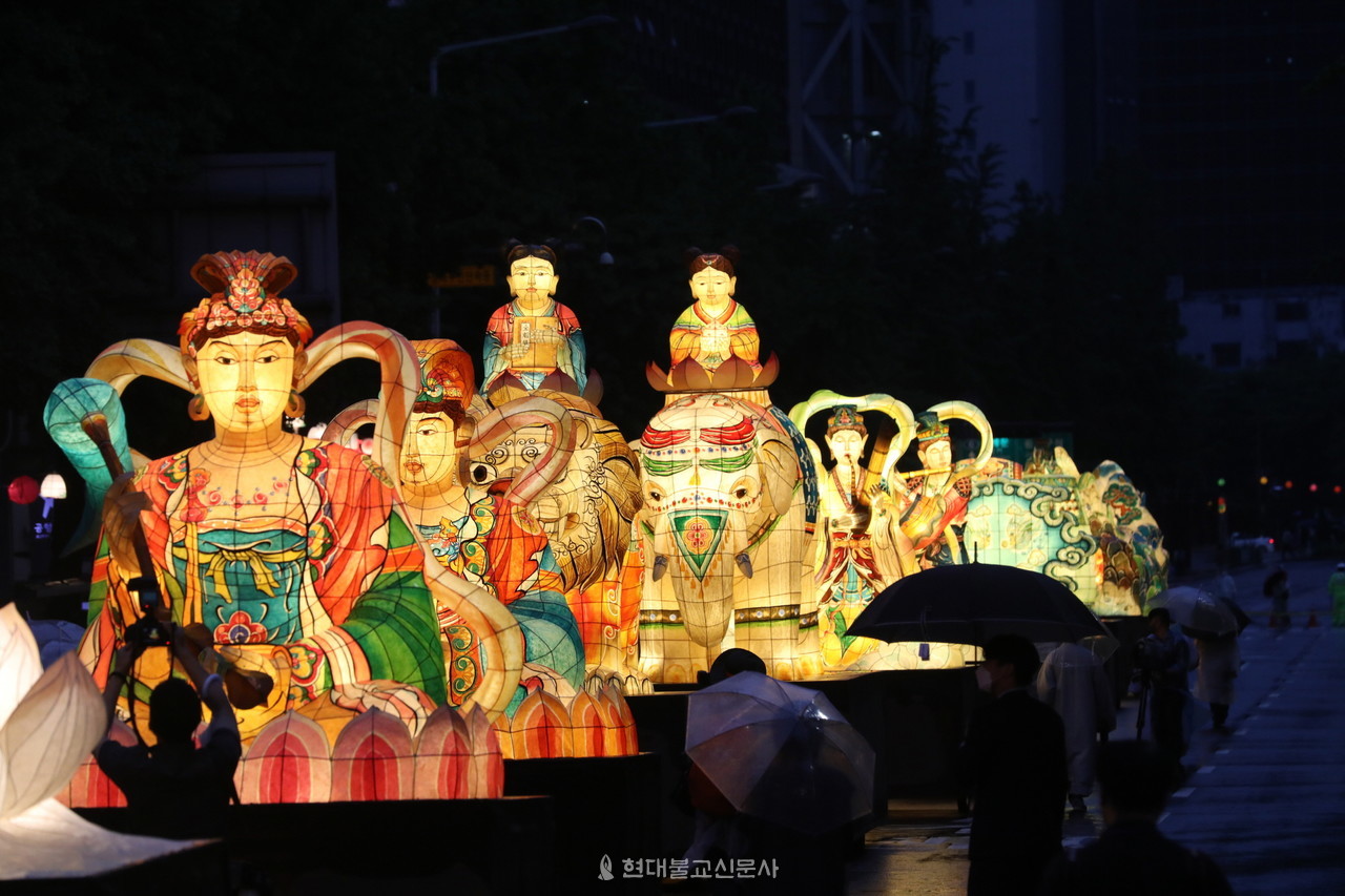 조계사 앞에는 대형 장엄등이 설치됐으며, 사부대중은 이 주위를 돌며 부처님 오심을 찬탄했다.