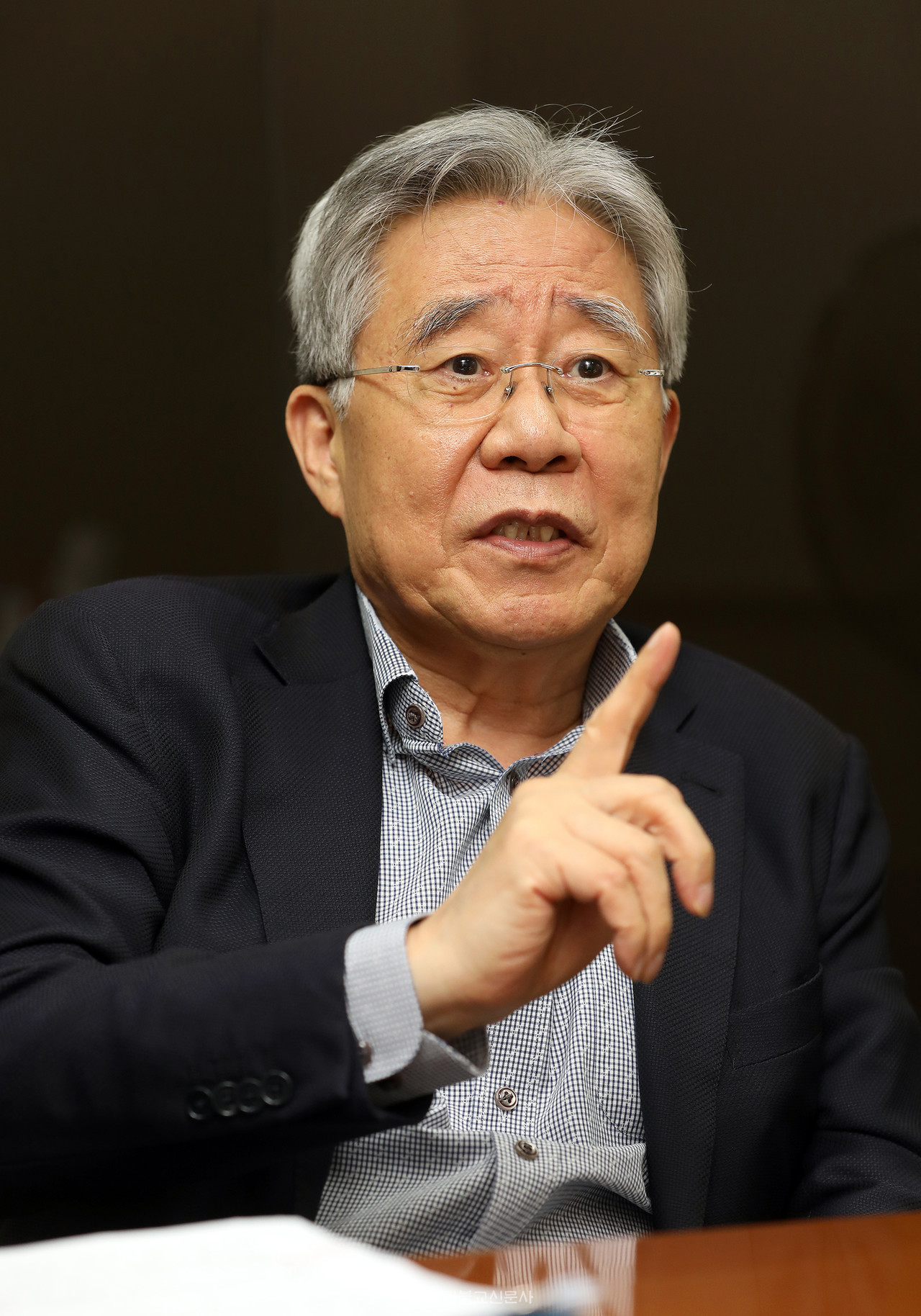 함승희 변호사는… 1951년 강원도 양양군에서 태어났다. 서울양정고등학교, 서울대학교 법과대학 법학과, 서울대학교 대학원 법학 석사 과정을 마쳤다. 그리고 미국 스탠포드 대학교 후버 연구소에서 객원 연구원으로 활동했다. 서울대학교 법과대학 졸업 후인 1980년 제22회 사법시험에 합격하여 검사로 근무하였다. 1993년 동화은행 비자금 사건, 율곡사업 비리 등을 파헤치며 주목받았다. 1996년 법무법인 대륙을 창립했으며 2000년 제16대 국회의원 선거에서 서울특별시 노원구 갑 선거구 의원으로 당선되었다. 이후 새천년민주당에서 원내부대표를 역임했다. 2014년부터 3년 간 강원랜드 대표이사도 맡았다. 현재는 법무법인 대륙아주 고문변호사를 맡고 있다.사진=박재완 기자