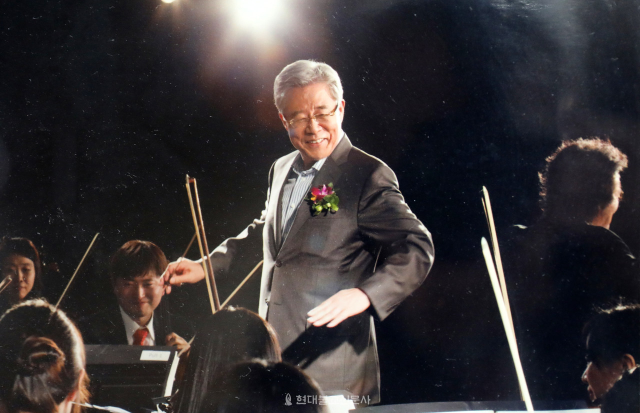 함승희 前 강원랜드 대표가 강원랜드서 열린 음악회에서 지휘자로 깜짝 변신해 오케스트라를 지휘하고 있다.