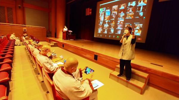 연등회보존위원회는 5월 11일 연등회 참가단체 실무자 전체회의를 개최했다. 사진은 홍선영 행정관이 스님과 일선 실무자들에게 줌 사용 방법에 대해 설명하고 있는 모습.