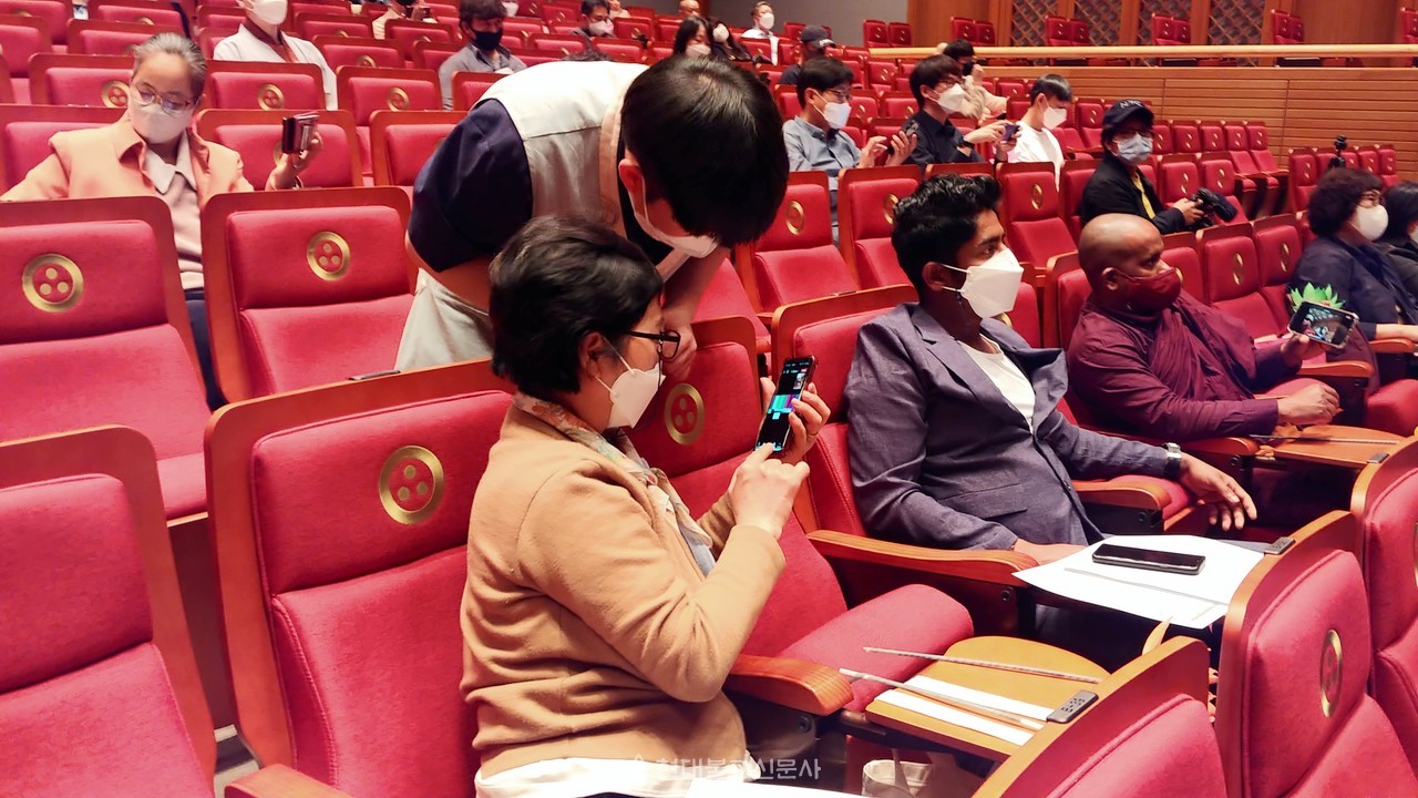 단체 실무자가 줌 사용 방법을 숙지하는 모습.