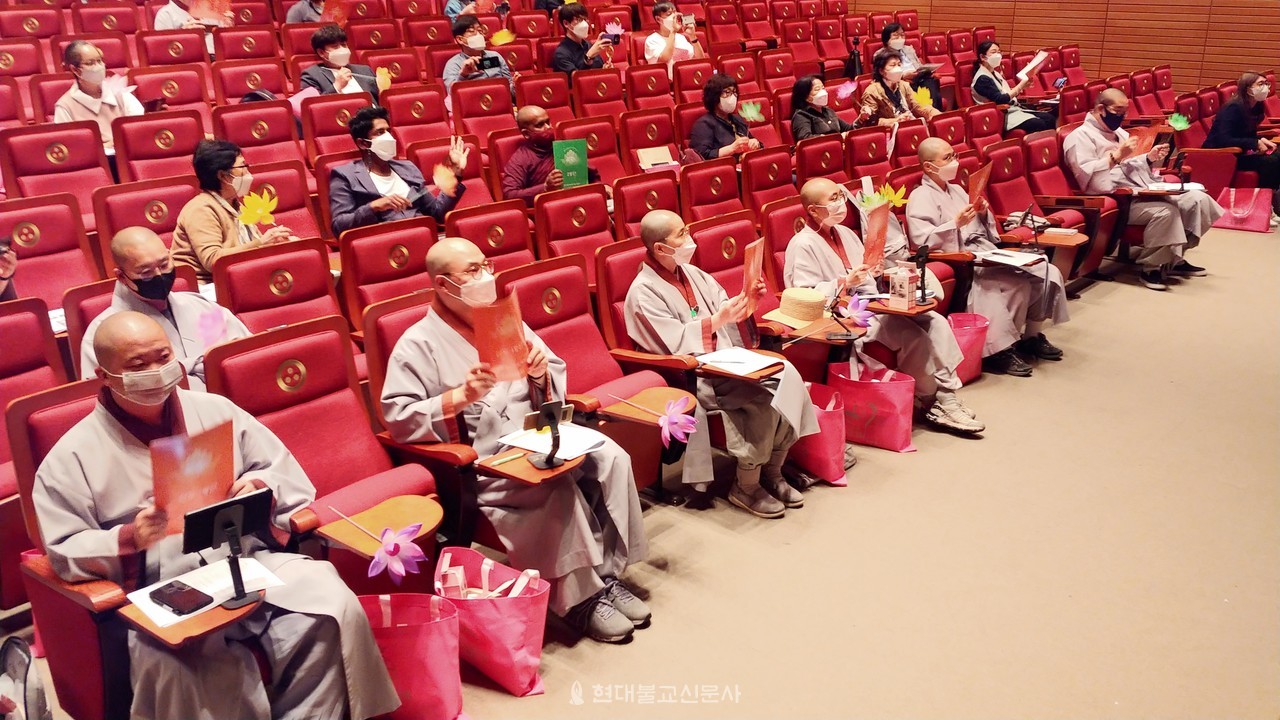 연등회 홈페이지에 처음 구현된 온라인 연등행렬.